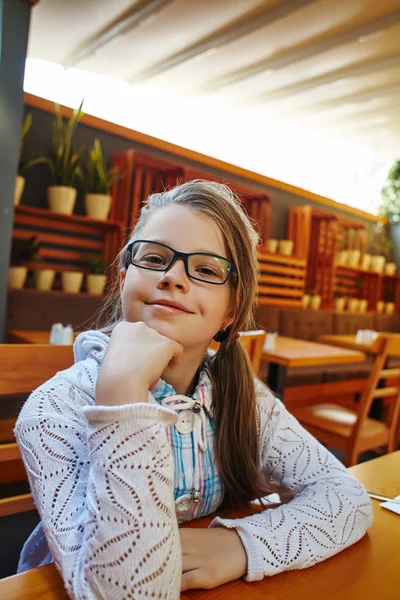 Niña divertida con gafas —  Fotos de Stock