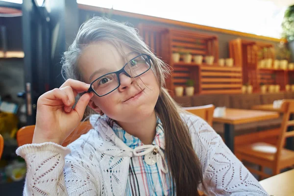 Legrační malá holčička s brýlemi — Stock fotografie