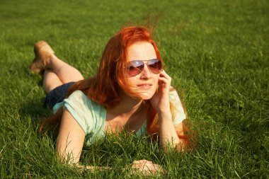 Kızıl saçlı kız rahatlatıcı