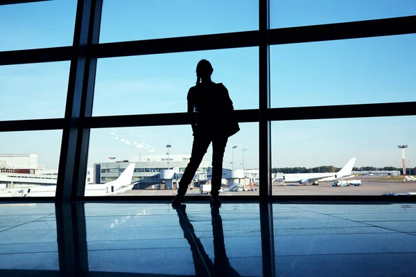 Silhouette of a traveler — Stock Photo, Image