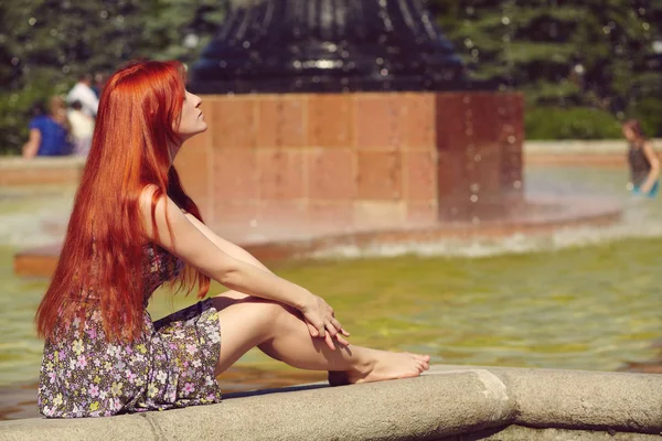 Bella rossa donna all'aperto — Foto Stock