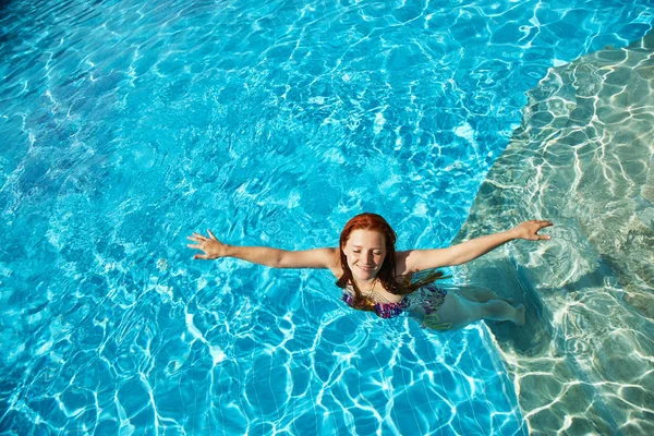 Woman relaxing by swimming pool — Stock Photo, Image