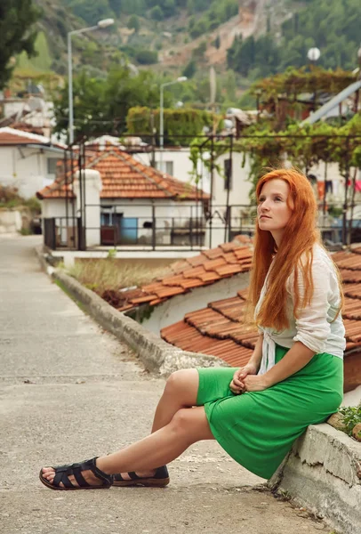 Stilvolles junges Mädchen auf einem Spaziergang in der türkischen Stadt — Stockfoto