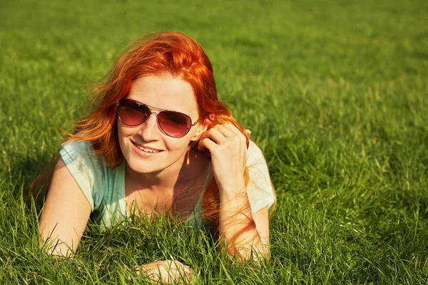 Kızıl saçlı kız rahatlatıcı