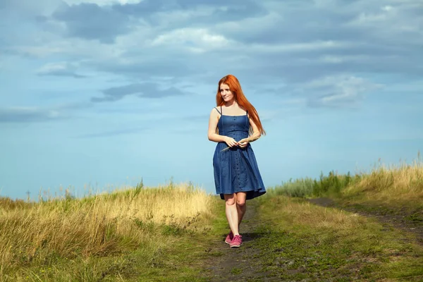 Redhead woman in a dress outdoors — Stock Photo, Image