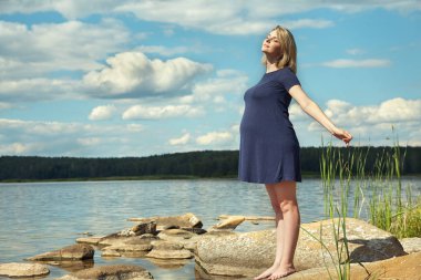 aktif genç hamile kadın açık havada