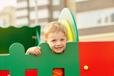 Oyun bahçesindeki küçük çocuk