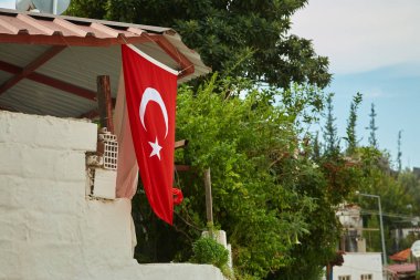 Bir cadde üzerinde Türk bayrağı