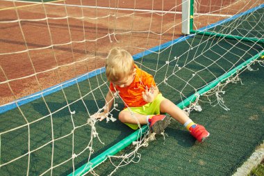 Oyun bahçesindeki küçük çocuk