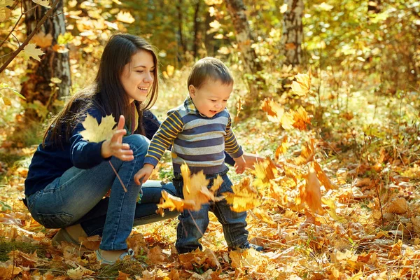 Junge Mutter mit ihrem Baby — Stockfoto