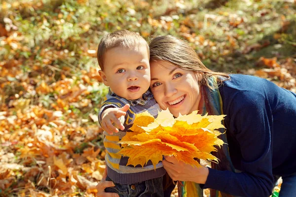 Giovane madre con il suo bambino — Foto Stock