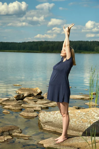 Aktif genç hamile kadın açık havada — Stok fotoğraf