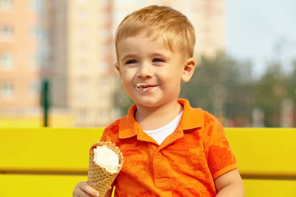 Piccolo ragazzo mangiare gelato — Foto Stock