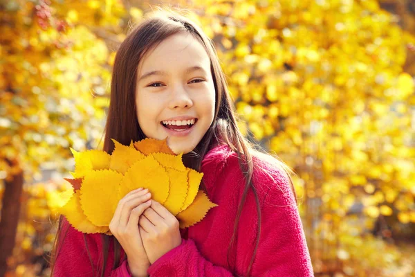 Souriant adolescent fille en automne — Photo