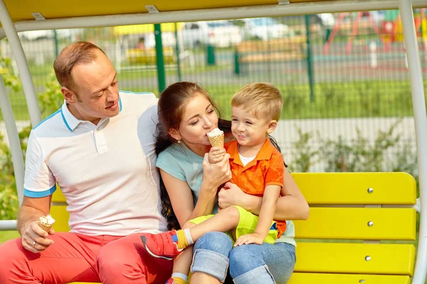 ครอบครัวกินไอศกรีม — ภาพถ่ายสต็อก
