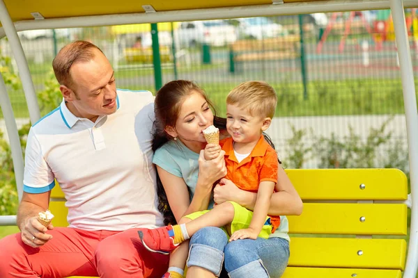 Familjen äta glass — Stockfoto