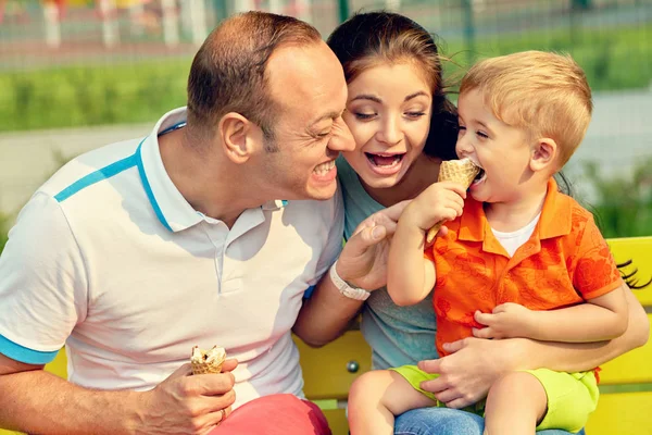 Familjen äta glass — Stockfoto