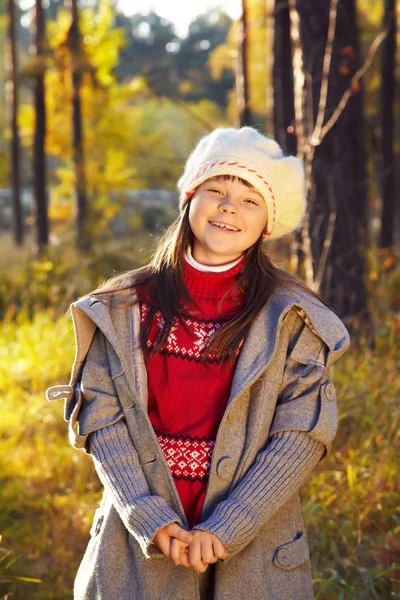 秋の少女の笑顔 — ストック写真