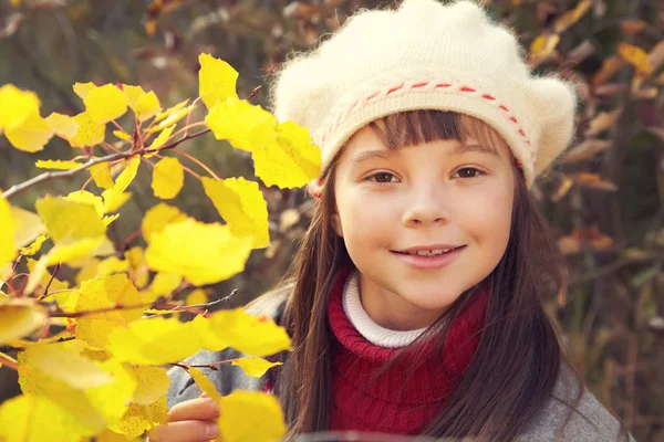 Fille souriante en automne — Photo