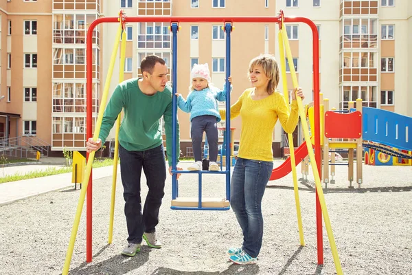 Bambino con i genitori al parco giochi — Foto Stock