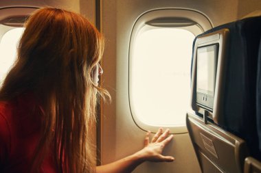 kadın bir uçak gemide