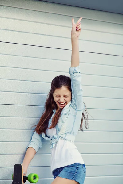 Jeune femme avec un longboard — Photo