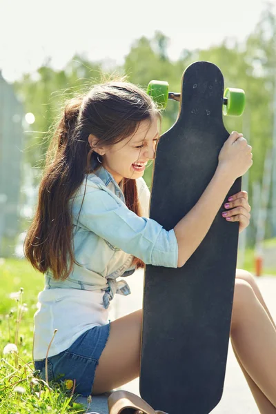 Mujer joven con un longboard — Foto de Stock