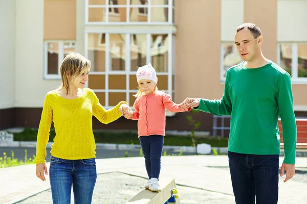 Kind mit Eltern auf einem Spielplatz — Stockfoto