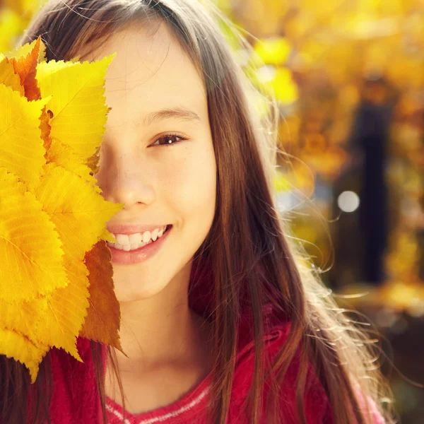 Sonbahar gülümseyen genç kız — Stok fotoğraf