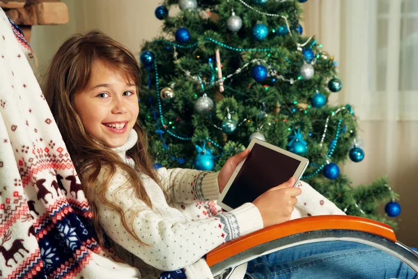 Teenager-Mädchen mit Tablet in der Nähe des Weihnachtsbaums — Stockfoto