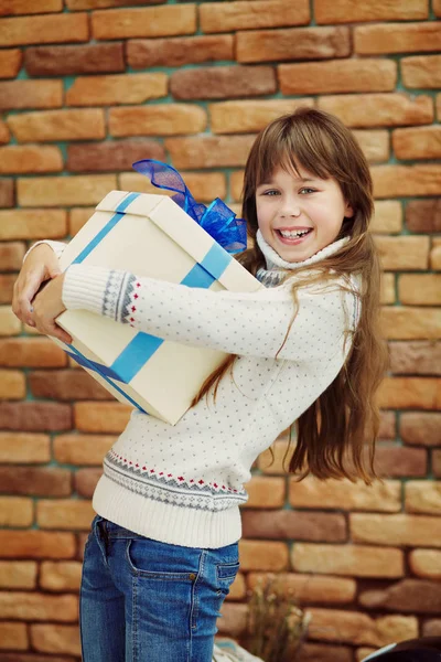 Linda adolescente feliz sosteniendo una caja de regalo — Foto de Stock