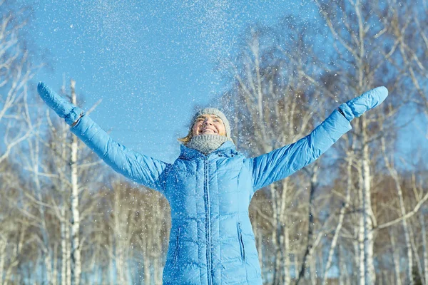 Woman in the winter walking in the park with snow — Stock Photo, Image