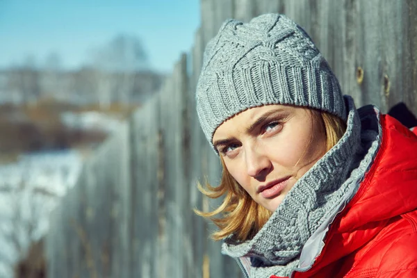 Portrait extérieur d'hiver d'une femme dans un chapeau et une écharpe — Photo