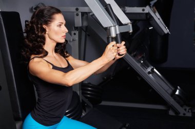 spor salonunda eğitim cihazları üzerinde yapıyor kadın