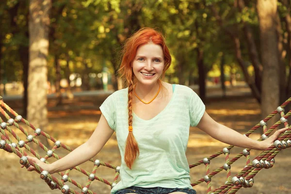 Junge entspannende Frau in einer Hängematte im Freien — Stockfoto