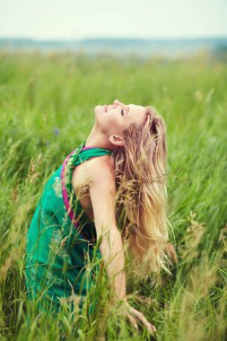 güzel bir orta yaşlı seksi sarışın kadın alanındaki portresi