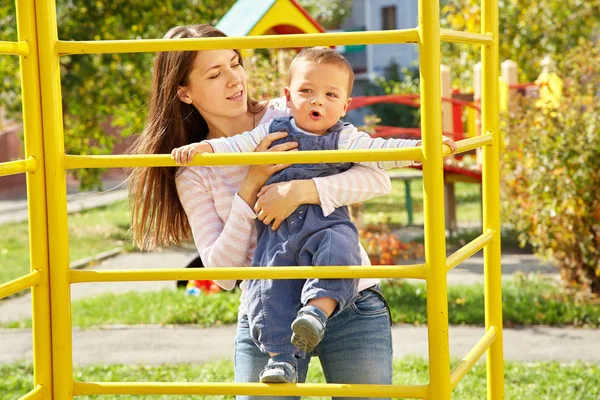 Madre con il suo bambino nel parco giochi — Foto Stock
