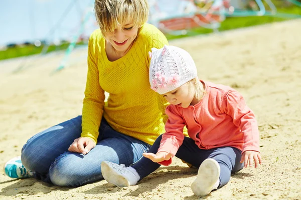 Mor och dotter utomhus. barn och mamma promenader — Stockfoto