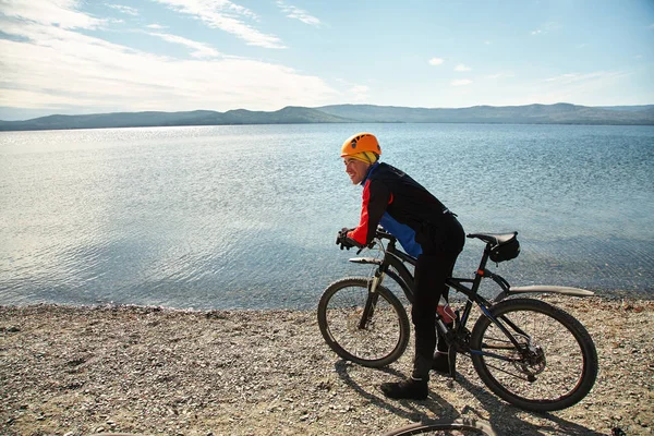 山地湖畔的骑自行车者 — 图库照片