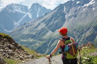dağcı dağlarda izinde. Dağda bir uzun yürüyüşe çıkan kimse