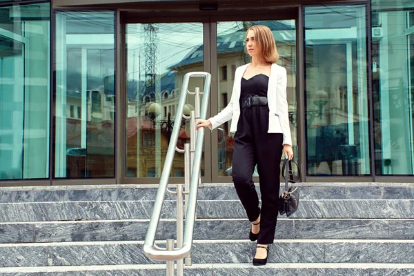 Außenporträt einer stilvollen Frau im Business-Anzug mit Damenhandtasche — Stockfoto