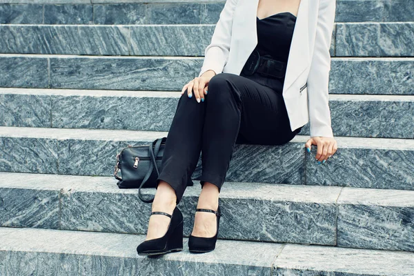 Stilvolle Frau im Business-Anzug mit Handtasche — Stockfoto