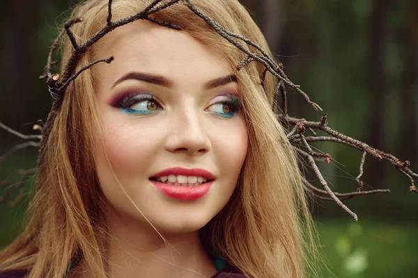 Retrato al aire libre de una hermosa joven rubia — Foto de Stock