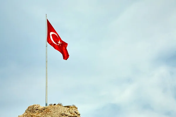 Turkish flag at top of a fortress on a sky background — Stock Photo, Image
