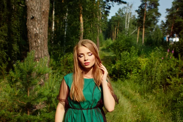 Utomhus porträtt av en vacker ung blond kvinna — Stockfoto