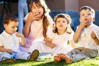 mutlu komik eğlenceli çocuklar yaz aylarında açık havada
