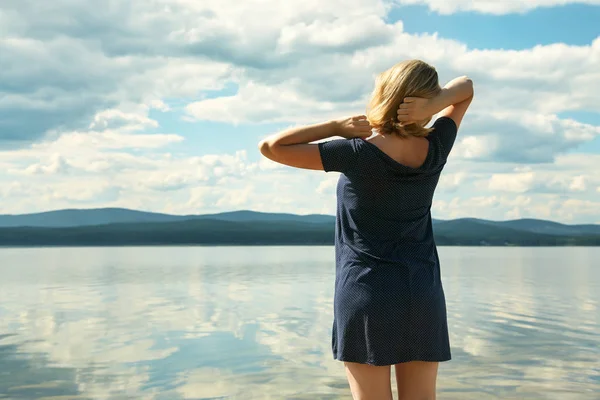 Ενεργό νεαρή έγκυο γυναίκα στην όχθη μιας λίμνης — Φωτογραφία Αρχείου