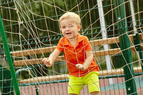 遊び場の面白い男の子。子供の遊び — ストック写真