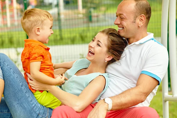 Porträtt av en lycklig familj. Mamma, pappa och barn — Stockfoto