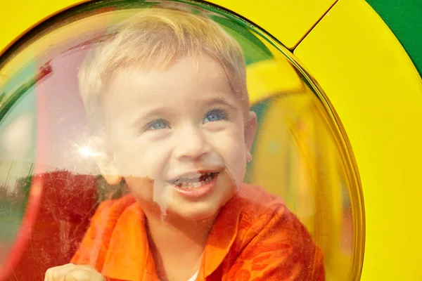 Портрет маленького хлопчика на дитячому майданчику — стокове фото